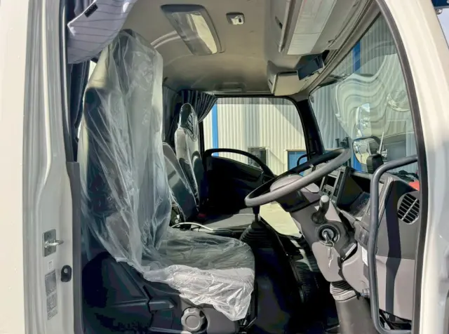 乗車定員は3名です。|いすゞ フォワード 2RG-FRR90S4(2WD)の写真7