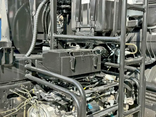 つい立運転席側に工具箱が付いています。|いすゞ フォワード 2RG-FRR90S4(2WD)の写真10