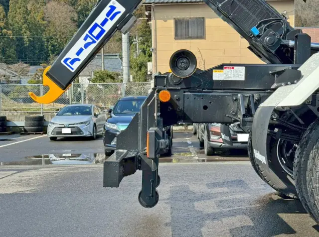 ジャッキは手動式です。|いすゞ フォワード 2RG-FRR90S4(2WD)の写真13