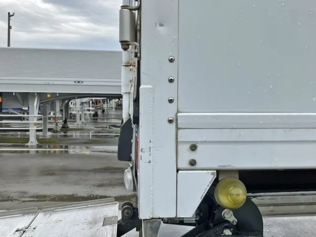 運転席側リヤ扉下部に膨らみがあります。|日野 レンジャー QKG-FJ7JLAGの写真26
