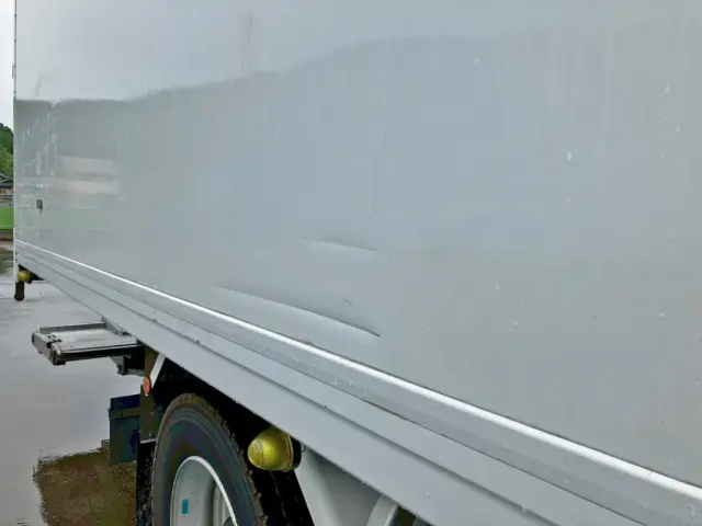 ボディー運転席側後方下部に引きキズがあります。|日野 レンジャー QKG-FJ7JLAGの写真27
