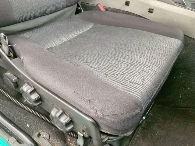 運転席座面にヘタリ・破れがあります。|三菱 スーパーグレート 2PG-FS74HZの写真8