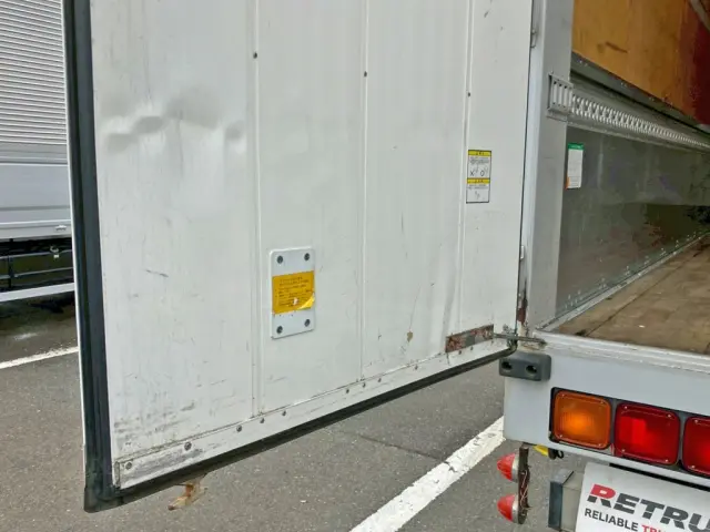 助手席側リヤドア内側にヘコミがあります。|三菱 スーパーグレート 2PG-FS74HZの写真13