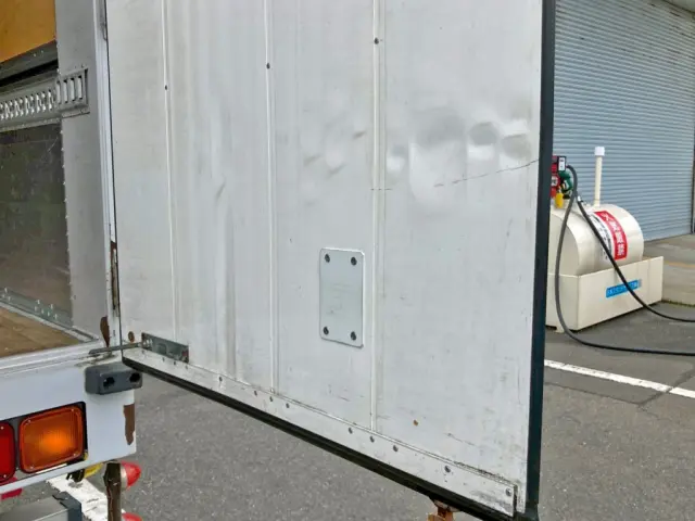 運転席側リヤドア内側にヘコミがあります。|三菱 スーパーグレート 2PG-FS74HZの写真14