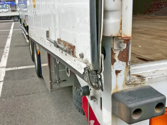 助手席側リヤドア角に割れ・歪みがあります。|三菱 スーパーグレート 2PG-FS74HZの写真15