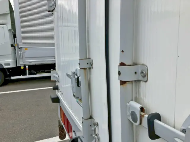 助手席側リヤドアのハンマーロックに少々曲がりがあります。|三菱 スーパーグレート 2PG-FS74HZの写真16