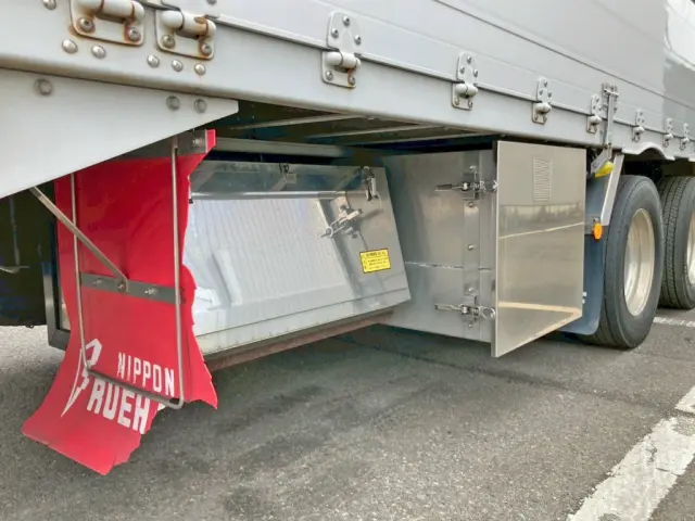 ボディー運転席側後方にステンレス製の工具箱が付いています。|三菱 スーパーグレート 2PG-FS74HZの写真22