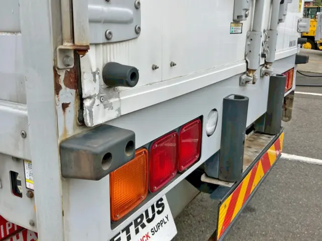 助手席側リヤドア角に曲がり、周辺にキズ・サビがあります。|三菱 スーパーグレート 2PG-FS74HZの写真23