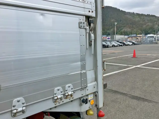 助手席側アオリ後方にヘコミ・引きキズがあります。|三菱 スーパーグレート 2PG-FS74HZの写真25