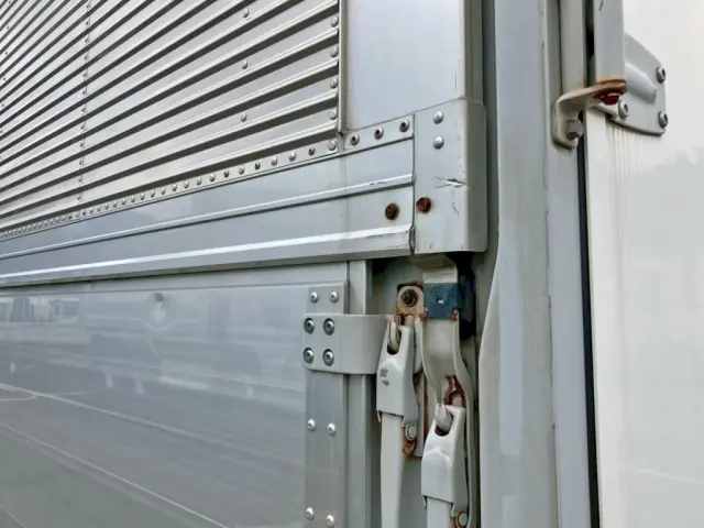 助手席側羽根後方にキズがあります。|三菱 スーパーグレート 2PG-FS74HZの写真26