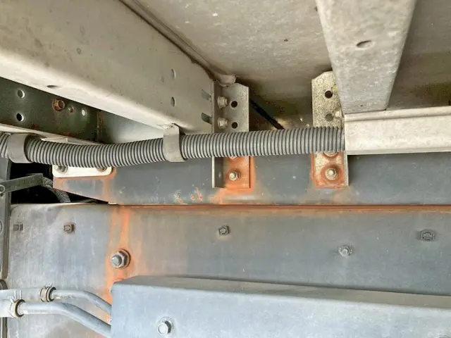 ボディー助手席側最前部の縦ネタ横ネタ固定ボルトに緩みがあります。|三菱 スーパーグレート 2PG-FS74HZの写真28