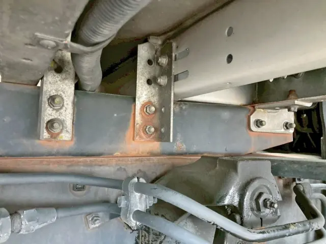 ボディー運転席側最前部の縦ネタ横ネタ固定ボルトに緩みがあります。|三菱 スーパーグレート 2PG-FS74HZの写真29