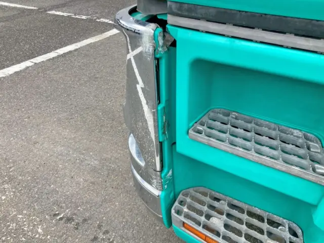 フロントバンパー助手席側の端が外れています。|三菱 スーパーグレート 2PG-FS74HZの写真30