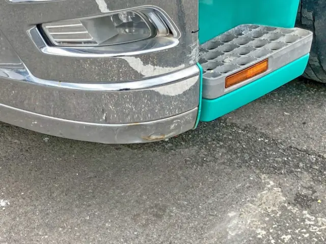 フロントバンパー助手席側にヘコミがあります。|三菱 スーパーグレート 2PG-FS74HZの写真31