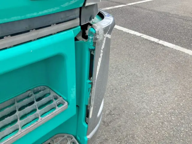 フロントバンパー運転席側の端が外れています。|三菱 スーパーグレート 2PG-FS74HZの写真32