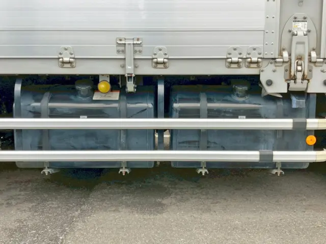 燃料タンクは300Lが2つ付いています。|三菱 スーパーグレート 2PG-FS74HZの写真34