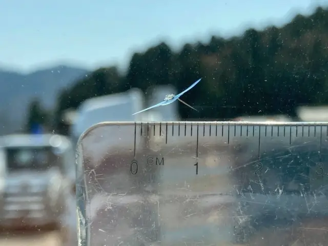 フロントガラスの中央上部に飛び石跡があります。|日野 レンジャー QKG-FE7JLAGの写真29