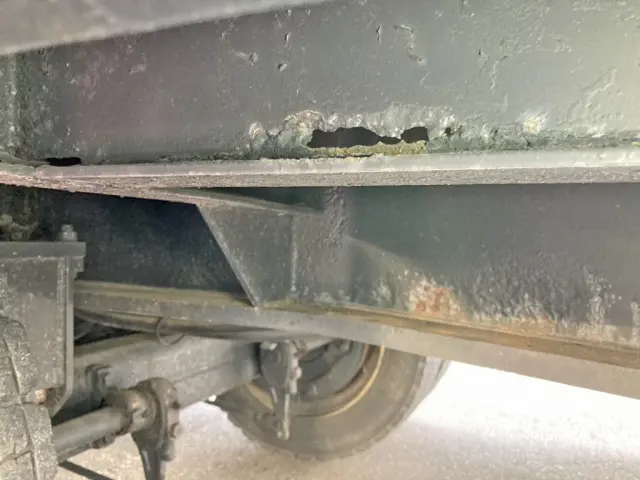 1軸目前方の運転席側小ネタ補助ステーに腐食・穴あきがあります。|トレールモービル トレールモービル PLR232AEの写真11