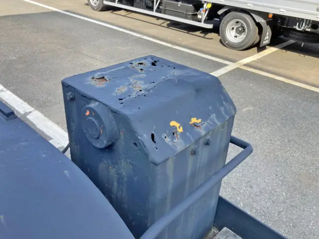 運転席側補助脚上部に腐食・穴あきがあります。|トレールモービル トレールモービル PLR232AEの写真18