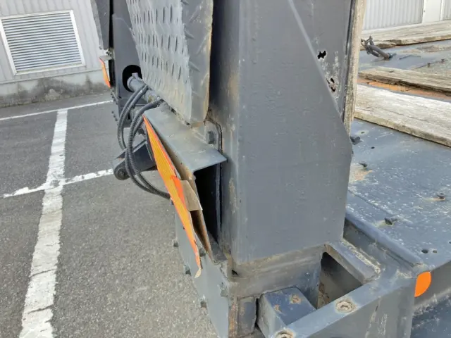運転席側歩みの反射板留め具外れ 及び 歩み外側に腐食・穴あきがあります。|トレールモービル トレールモービル PLR232AEの写真28