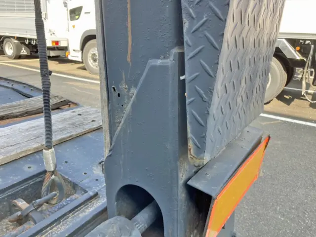 運転席側歩み内側に腐食・穴あきがあります。|トレールモービル トレールモービル PLR232AEの写真29