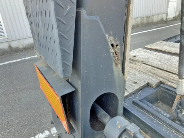 助手席側歩み内側に腐食・穴あきがあります。|トレールモービル トレールモービル PLR232AEの写真30