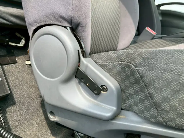 運転席側リクライニングレバーのカバーが欠品しています。|いすゞ フォワード 2RG-FRR90T2(2WD)の写真9