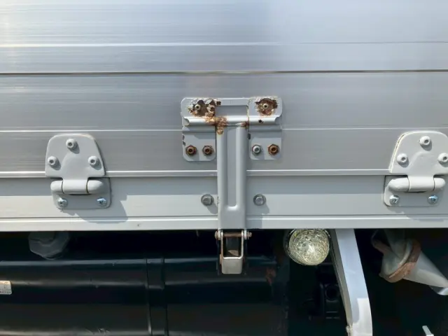 助手席側セイコーラックにサビがあります。|いすゞ フォワード 2RG-FRR90T2(2WD)の写真31