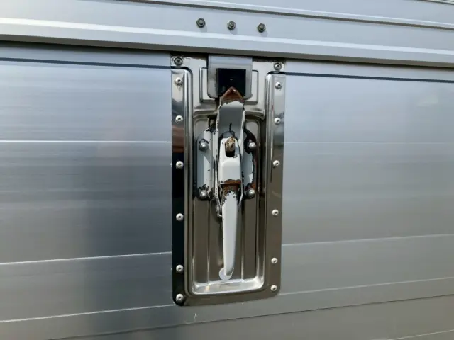 助手席側ウイングロック部にサビがあります。|いすゞ フォワード 2RG-FRR90T2(2WD)の写真32