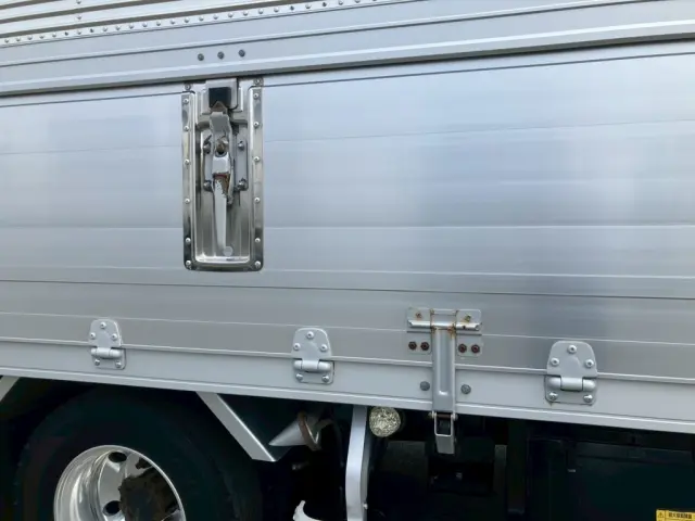 セイコーラック・ロック部分にサビがあります。|いすゞ フォワード 2RG-FRR90T2(2WD)の写真43