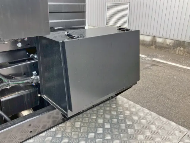 踊り場前方運転席側に工具箱が付いています。|三菱 スーパーグレート 2RG-FP84VERの写真10