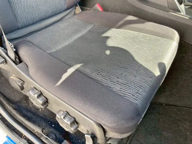 運転席座面にヘタリがあります。|三菱 スーパーグレート 2PG-FS74HZの写真8