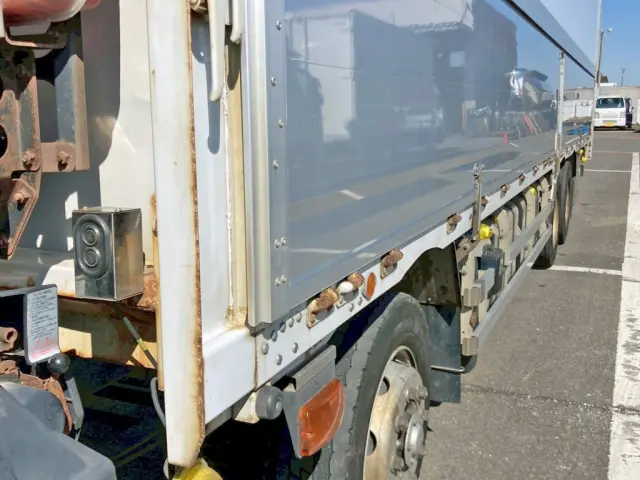 ボディー前方左右にもウイングの開閉スイッチが付いています。|三菱 スーパーグレート 2PG-FS74HZの写真15