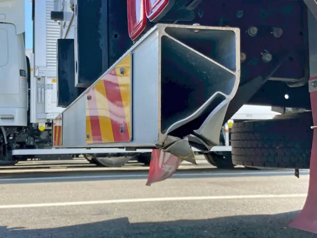 リヤバンパー運転席側に曲がり 及び カバー欠品しています。|三菱 スーパーグレート 2PG-FS74HZの写真17