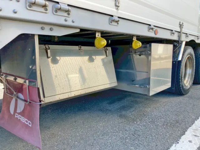 ボディー運転席側後方にステンレス製の工具箱が付いています。|三菱 スーパーグレート 2PG-FS74HZの写真19