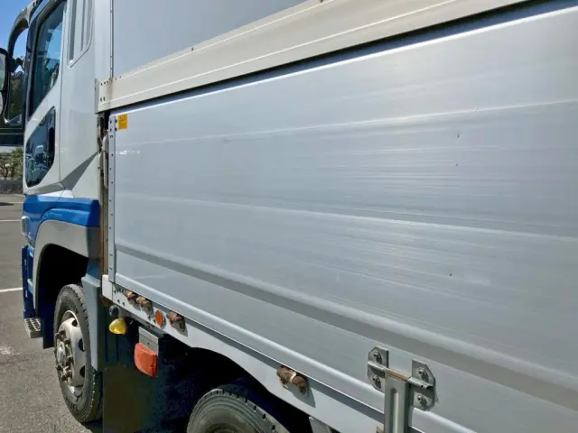 助手席側アオリ前方にヘコミがあります。|三菱 スーパーグレート 2PG-FS74HZの写真21