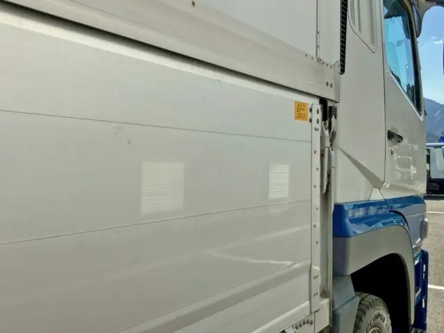 運転席側アオリ前方にヘコミがあります。|三菱 スーパーグレート 2PG-FS74HZの写真22