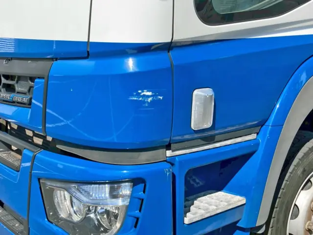 助手席側コーナーパネルにキズがあります。|三菱 スーパーグレート 2PG-FS74HZの写真24