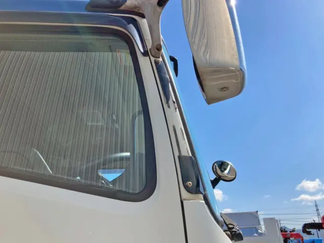 運転席側バイザーに割れがあります。|三菱 スーパーグレート 2PG-FS74HZの写真28