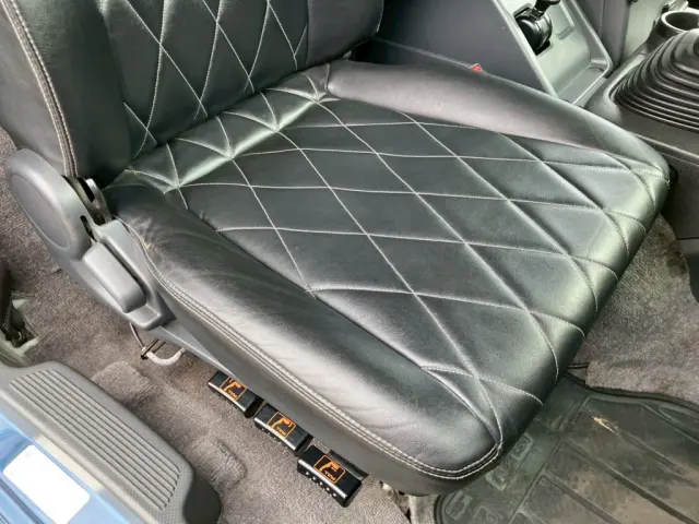運転席シートにヘタリがあります。|いすゞ ギガ 2PG-CYZ77CMの写真11