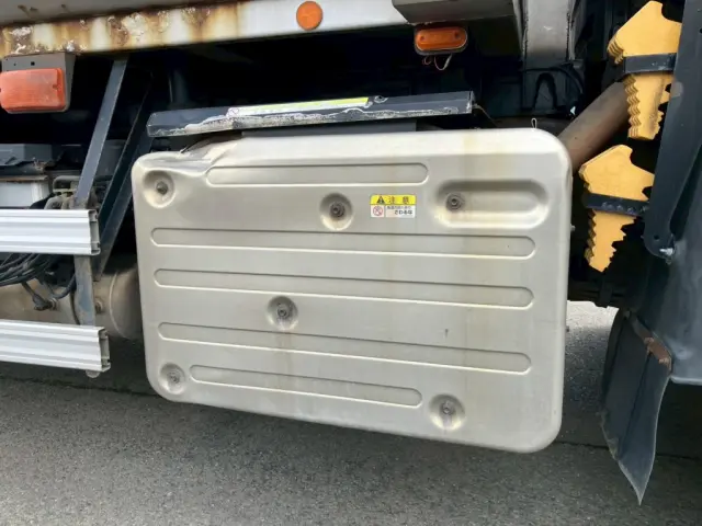 マフラーカバーにヘコミがあります。|いすゞ ギガ 2PG-CYZ77CMの写真35