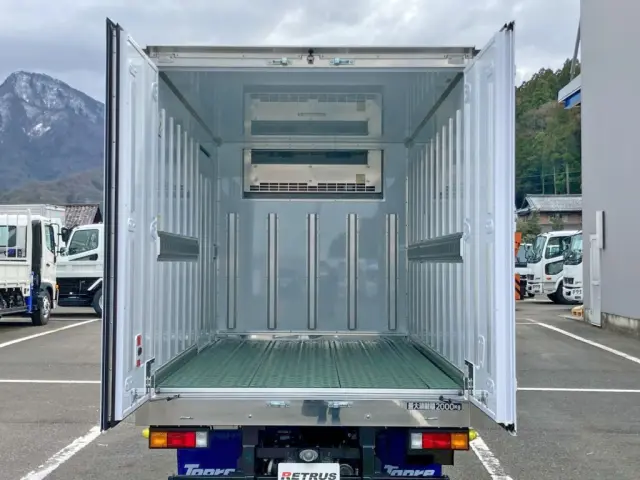 リヤドアは90度ストッパー付きです。|三菱 キャンター 2RG-FBAV0(2WD)の写真9