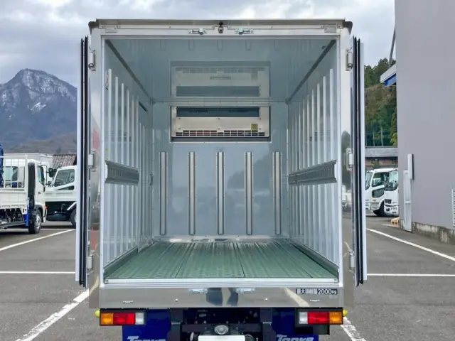 門口周りはステンレス製です。|三菱 キャンター 2RG-FBAV0(2WD)の写真12