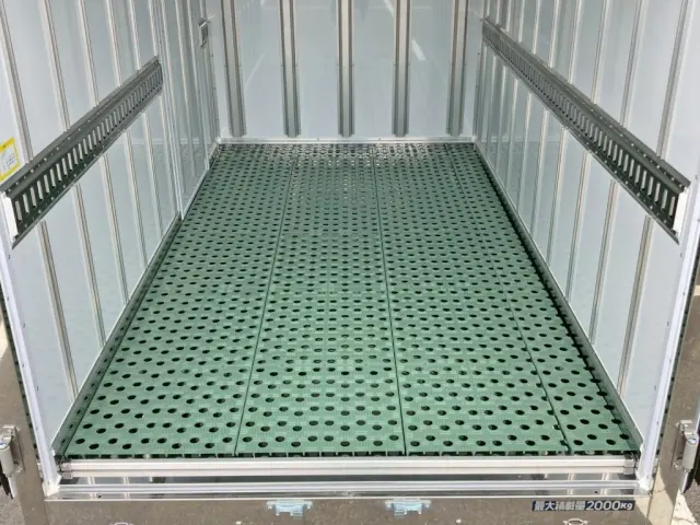 床に樹脂パレットが敷き詰められています。|三菱 キャンター 2RG-FBAV0(2WD)の写真13