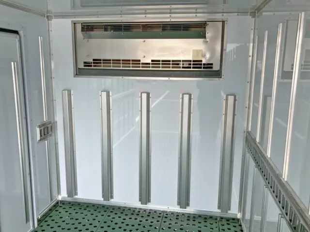 冷凍機の吹き出し口です。|三菱 キャンター 2RG-FBAV0(2WD)の写真16