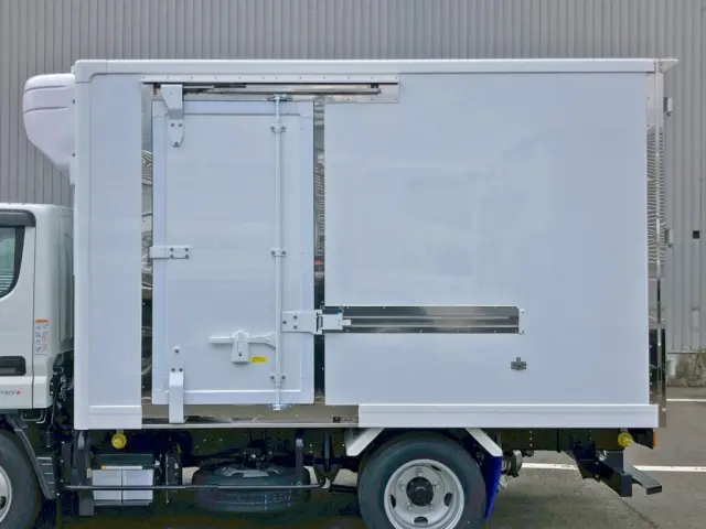 ボディー助手席側前方にスライド式のサイドドアが付いています。|三菱 キャンター 2RG-FBAV0(2WD)の写真18