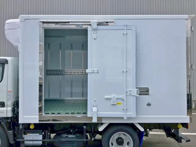 サイドドアを開いた状態です。(門口周りはステンレス製です)|三菱 キャンター 2RG-FBAV0(2WD)の写真19
