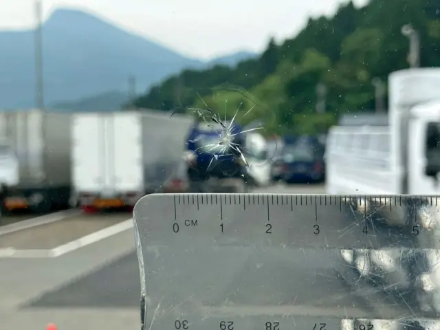 フロントガラスの運転席側正面に飛び石跡があります。|日野 プロフィア 2DG-SH1EDGG(2WD)の写真18