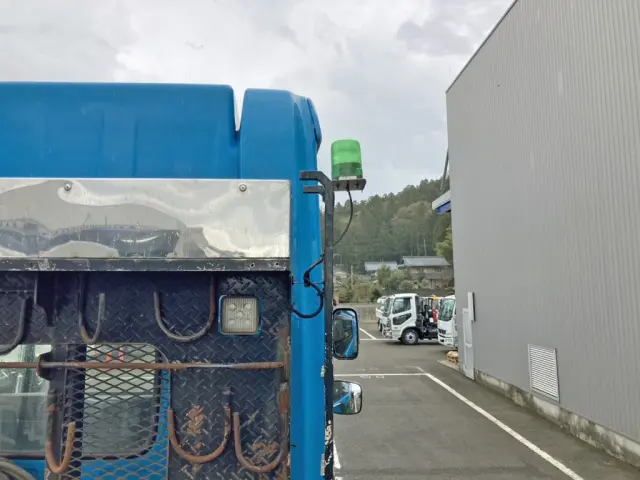 左右回転灯取り付け分全幅オーバーしています。(運手席側)|日野 プロフィア 2DG-SS1EKHA(6x4)の写真14