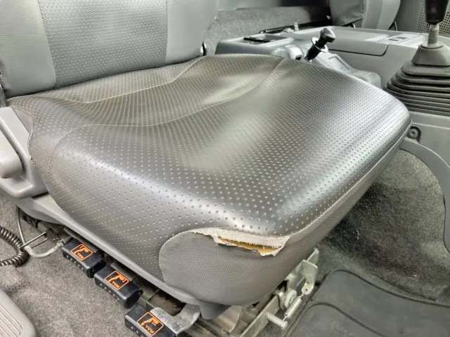 運転席座面にヘタリ・破れがあります。|いすゞ フォワード 2PG-FTR90V2の写真8